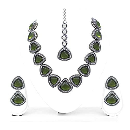 Juego de joyas Kundan triangular negro con maangtikka de latón artesanal para mujer 3