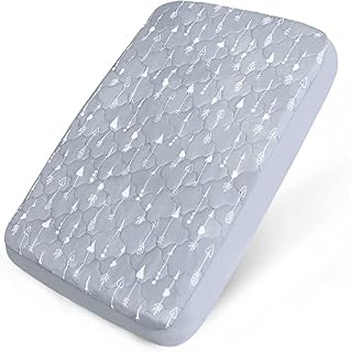Travel Cot Sheets Fitted Quilted, Ultra Soft Waterproof Mattress Protector, Compatible with Red Kite & Graco & Bugaboo Travel Cot and Fits for 95x65cm Travel Cot Mattress, Ultra Soft, Cute Arrow Print