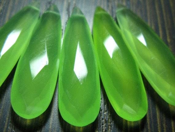 Faceted Long Pear briolette en Lime Chalcedony 30x8mm pour en finir avec les boucles asymétriques