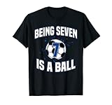 Ser siete es una pelota: este diseño de fútbol fresco y lindo es perfecto para cualquier persona que esté cumpliendo 7, siete o séptimo que esté posicionada en el medio campista o portero. Ideal para los amantes del fútbol, jugadores y fans para un tema o conceptos de fiesta de cumpleaños a juego.
