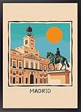 💎 DECORACIÓN DE PUERTA DEL SOL — Dale a tu hogar un aire cálido y vanguardista con este diseño decorativo de la capital. Los cuadros de Madrid son la mejor forma de aportar arte a tus paredes con un toque personal; nada evoca un estilo tan veraniego y original como un poster de la Puerta del Sol bajo un sol radiante en un marco elegante, ideal para salones modernos que buscan un diseño limpio y lleno de luz.