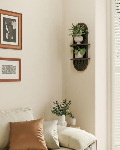 Étagère murale bohème pour optimiser un petit espace et ranger vos pots de fleurs