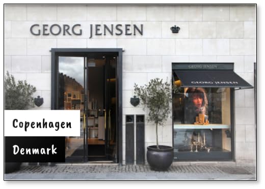 COPENHAGEN - 11 MARZO: Georg Jensen Store on a Copenaghen, Danimarca. Il famoso marchio danese di gioielli e argenteria di lusso è presente a livello globale e ha avuto $150m USD di entrate nel 2010.,