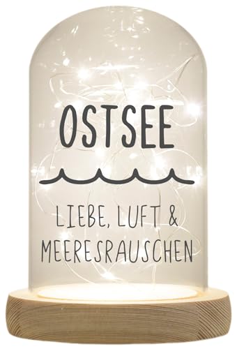WB wohn trends LED-Glaskuppel, Ostsee Liebe Luft Meeresrauschen, 16,5x11cm, Glasglocke mit LED-Licht und Holz-Fuß LED-Laterne LED-Lampe mit Text Spruch