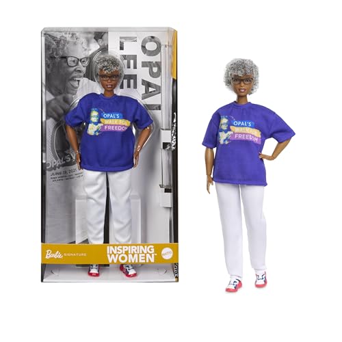 Barbie Inspiring Women Muñeca Opal Lee, Coleccionable con Camiseta Azul “Opal's Walk For Freedom”, Pantalones Blancos y Gafas, Soporte para la muñeca y un Embalaje para exposición, JJX60