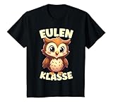 Wenn die Klasse in der Grundschule Eulenklasse heißt, ist dies das perfekte Klassenmaskottchen Outfit für die Schule. Klicken sie auf unseren Markennamen für weitere Schulklassen Design mit Klassentier für Schulkinder.