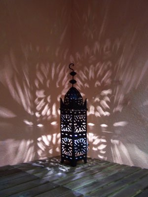 Orientalische Laterne aus Metall Schwarz Frane 50cm groß | Marokkanische Gartenlaterne für draußen, Innen als… – Bild 3