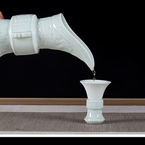 Service à saké avec tasses en céramique et bouteille design traditionnel