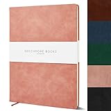 MÁS QUE SOLO UN CUADERNO DE PAPEL MANUSCRITO... La libreta de música correcto es una invitación a la inspiración. En Beechmore Books sabemos que importa cómo se abre la tapa, cómo se siente el papel, cómo responde a una pluma. Nos apasiona ofrecerles un libro de música elegante, ergonómico y de primera calidad que fomente sus mejores ideas y creatividad.