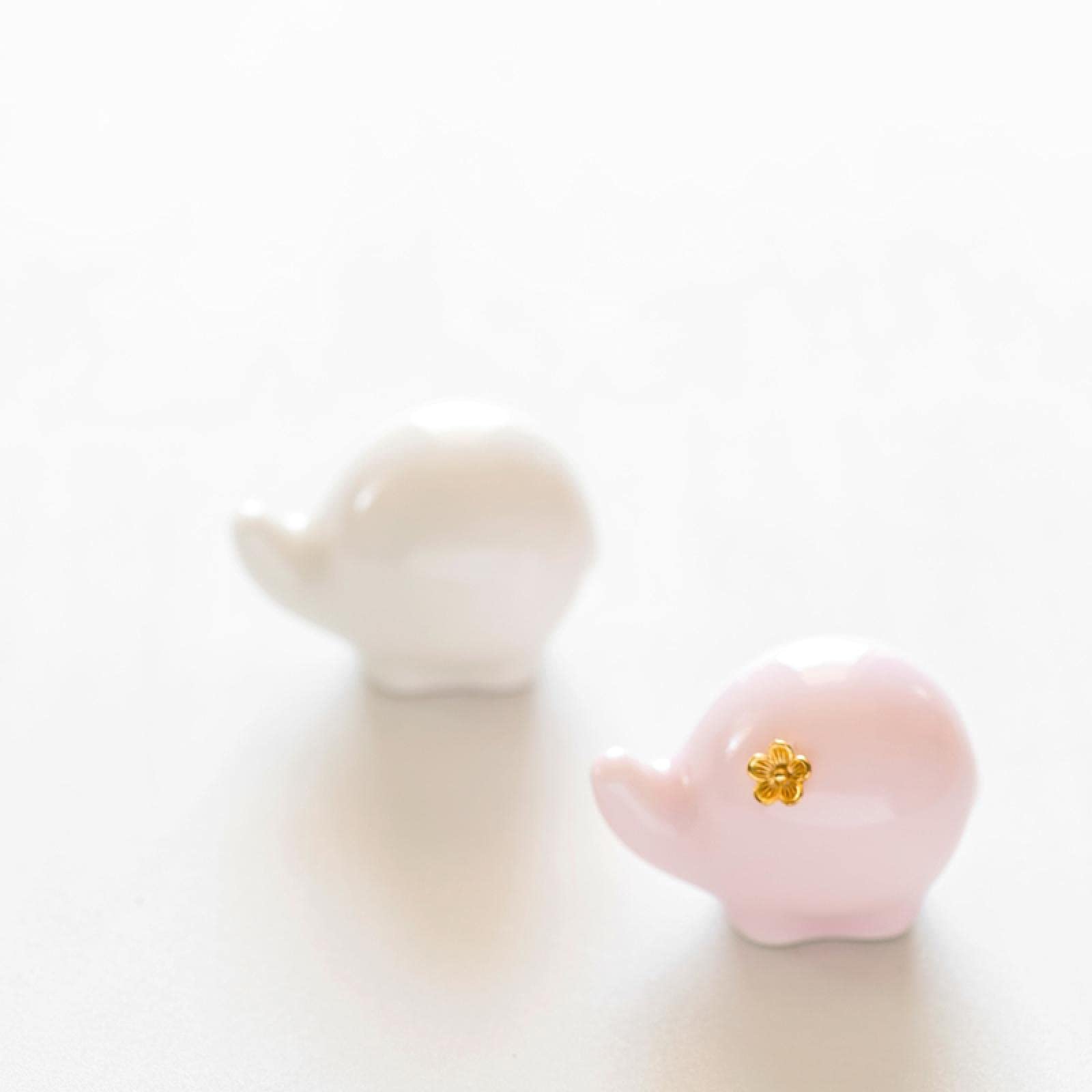 Figurine bébé éléphant en céramique pour décorer un salon chaleureux ou une étude