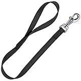 Enganche el mosquetón al piquete del collar, arnés o petral y asegúrese de coger el asa de forma segura