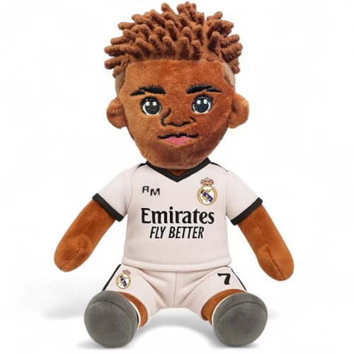 Peluche ufficiale del Real Madrid in uniforme 2024/25, ideale per i piccoli fan del club.