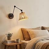 Pantalla de Ratán Natural Hecha a Mano El aplique de pared ALPINALUZ combina una pantalla artesanal de ratán natural con estructura metálica negra, creando una iluminación cálida y envolvente. La textura natural aporta un ambiente acogedor ideal para dormitorios, salones o restaurantes.