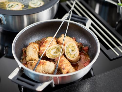 Foto von RÖSLE SILENCE PRO Servierpfanne, Pfanne mit kratzfester Premium-Antihaftversiegelung ProResist, Silikongriffe, 24 cm, Edelstahl 18/10, induktionsgeeignet, spülmaschinengeeignet, Silberfarben/Schwarz