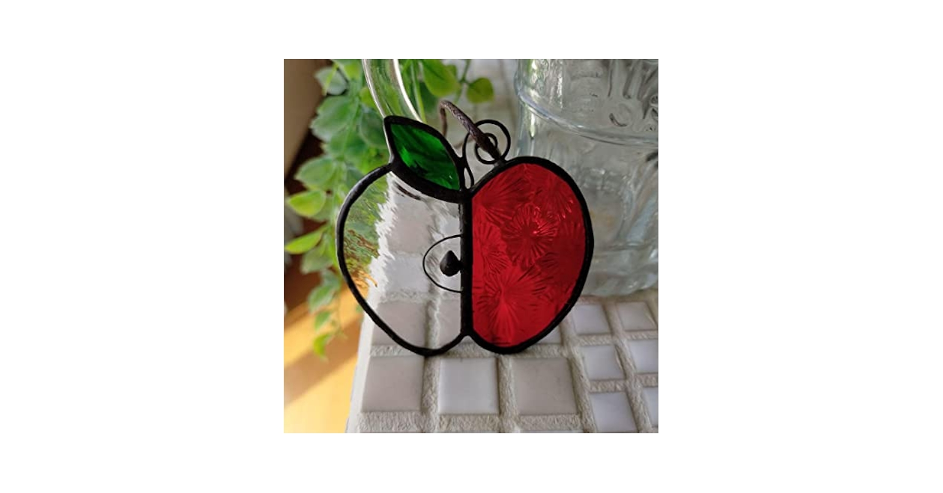 【ハンドメイド】 ステンドグラス ダークなイチゴとリンゴ 2個 サンキャッチャー ハンドメイド】 ステンドグラス ダークなイチゴとリンゴ 2個