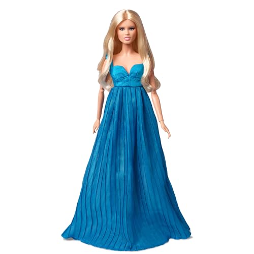 BARBIE Claudia Schiffer en Versace - Edición limitada con vestido azul cielo y falda de gasa plisada, inspirada en la legendaria aparición de Claudia Schiffer en el desfile de Versace en 1994, HCB94