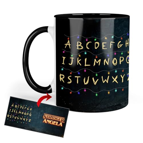 Kembilove® Taza Retro Personalizada con Nombre – Estilo Años 80 Tipo Stranger – Diseño Oscuro Inspirado en Series de Misterio – Taza de Cerámica para Café – Regalos Frikis para Fans