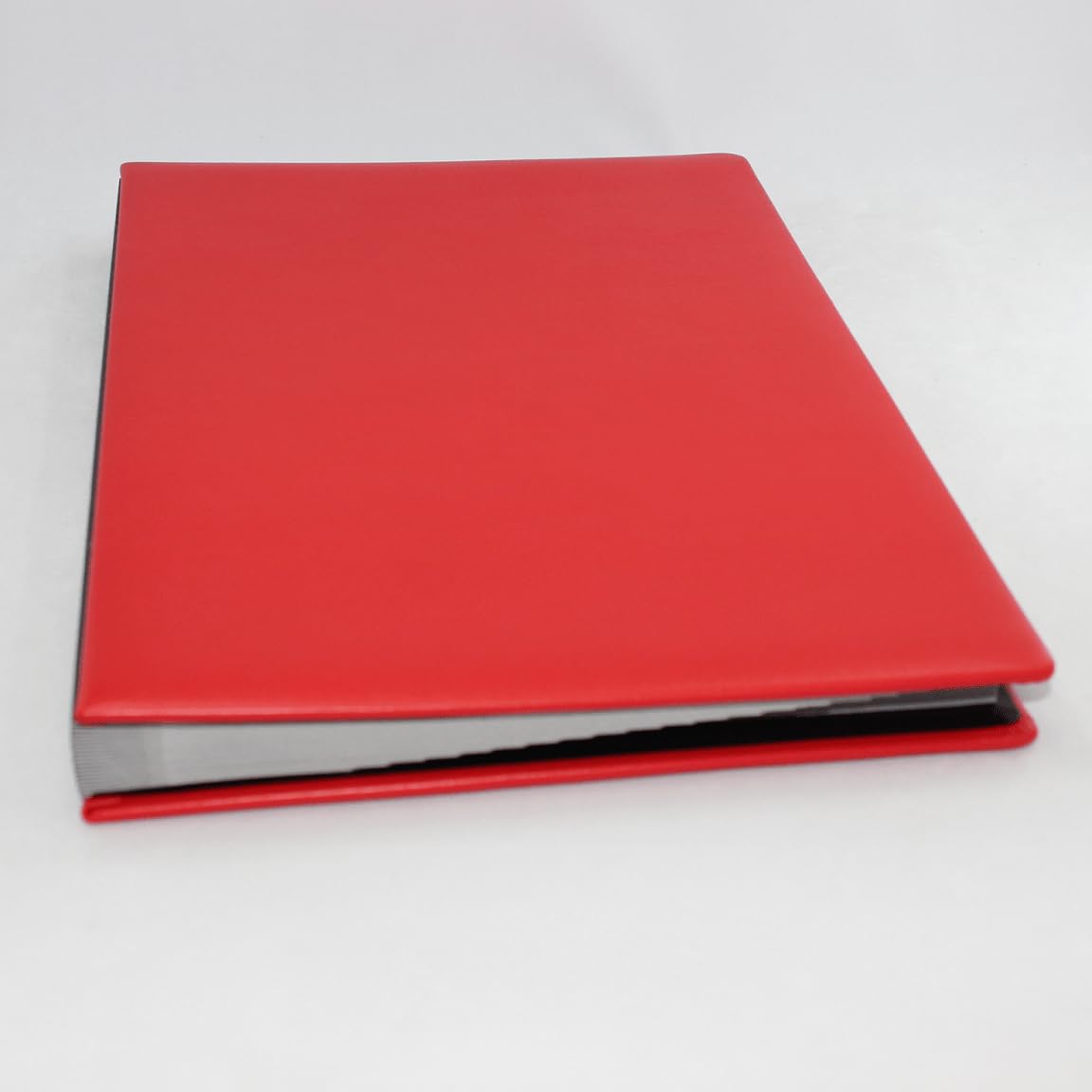 Unterschriftenmappe aus glattem Vollrindleder in Rot, Softcover, dehnbarer Rücken, 20 Register-Trennblätter aus stabiler grauer Kartonage, Aufnahme von DIN A4, Prägungen auf Anfrage