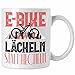 Trendation - E-Bike Fahrer Tasse Geschenk L&auml;cheln Statt Hecheln Lustiger Spruch f&uuml;r EBike Fahrer (Wei&szlig;)