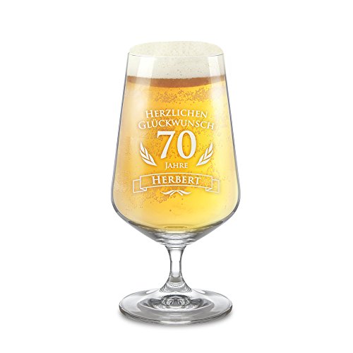 AMAVEL Bierglas mit Gravur zum 70. Geburtstag - Personalisiert mit [Name] - Pilstulpe - Geburtstagsgeschenke für Männer und Frauen - Geschenkidee zum Geburtstag - Männergeschenke - Füllmenge: 400 ml Cover