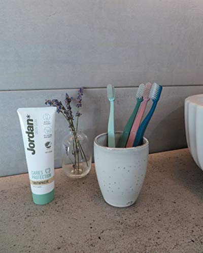 Miniatura 5 de Jordan Cepillo De Dientes Manual Green Clean Cepillo De Dientes Sostenible Fabricado Con Materiales Reciclados Diseño Escandinavo Cerdas Suaves Color Aleatorio Pack 4 Unidades