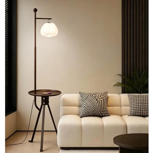 Lampadaire moderne avec tablette en bois et abat-jour en tissu pour un salon chic et épuré