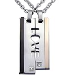 2 Ketten, die gemeinsam Love als Schriftzug bilden. Dank individueller Wunschgravur eine tolle und persönliche Geschenkidee . Lieferumfang: 2 Gravierte Anhänger, 2 Ketten, 2 Schmuckbeutel