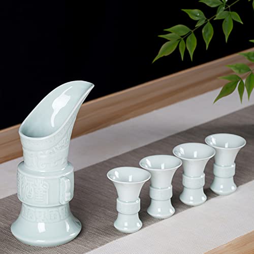 Service à saké avec tasses en céramique et bouteille design traditionnel