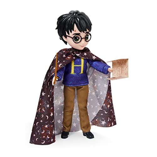 Wizarding World Harry Potter, set regalo bambola Harry Potter da 20,3 cm con Mantello dell'Invisibilità e 5 accessori per bambola, giocattoli per bambini dai 6 anni in su