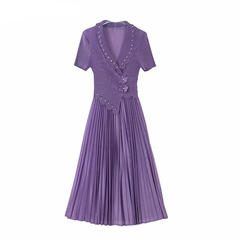 Robe plissée violette mi-longue avec col en V fluide