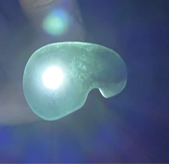 卯堂　勾玉　手磨き1点物　糸魚川翡翠　透過する原石から加工　モアイ像似 卯堂勾玉手磨き1点物糸魚川翡翠透過する原石から加工モアイ像似