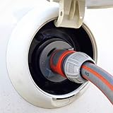 BEDIENUNG: Bitte den Wassertankadapter nur leicht anziehen/ anlegen – Der Adapter rastet nicht ein! Den Tankadapter mit der Entlüftungsöffnung so einsetzen, dass sich diese im oberen Bereich befindet. Bei stark gekrümmten Einfüllstutzen kann es beim Befüllen mit kräftigem Wasserstrahl zum Rückstau kommen, wodurch das Wasser aus dem Überlauf austreten kann. Stecken Sie für diesen Fall das mitgelieferte kurze Schlauchstück auf den innen liegenden Anschluss oder reduzieren Sie die Wasserzufuhr