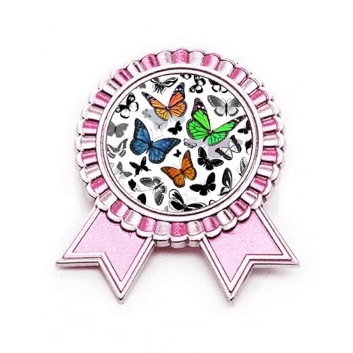 Broche papillon rose contre les tenues ternes : l'éclat du métal rétro