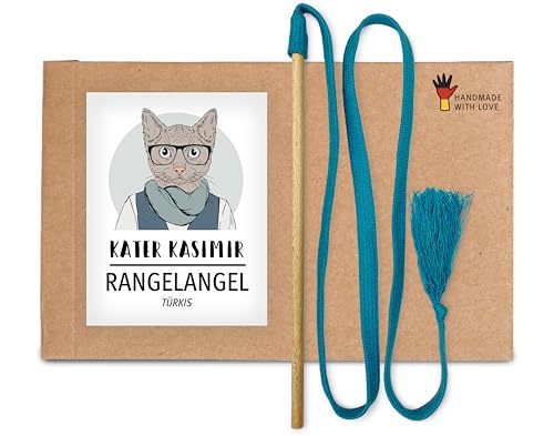 Die RANGELANGEL: Unsere Katzenangel mit Buchenholz-Stab und türkisem Baumwollband. In Deutschland von Hand und mit Liebe gefertigtes nachhaltiges Katzenspielzeug Die RANGELANGEL: Unsere Katzenangel mit Buchenholz-Stab und türkisem Baumwollband. In Deutschland von Hand und mit Liebe gefertigtes nachhaltiges Katzenspielzeug