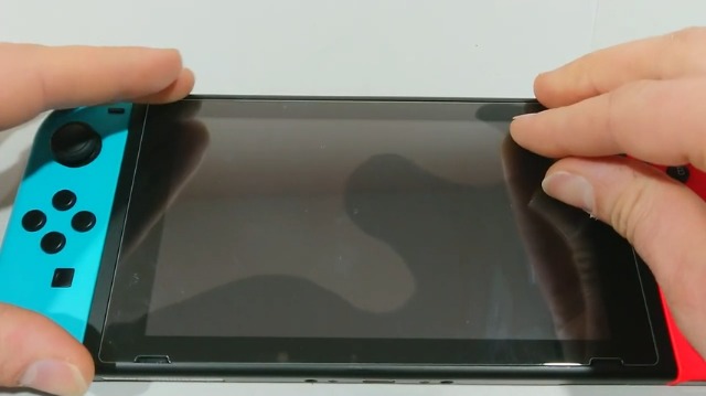 Nintendo Switchに画面保護フィルムを貼り付けてください。