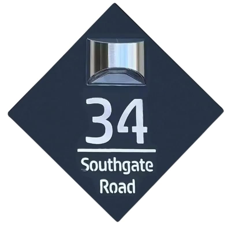 Plaque de nom de rue lumineuse et panneau de numéro de maison solaire premium découpé au laser