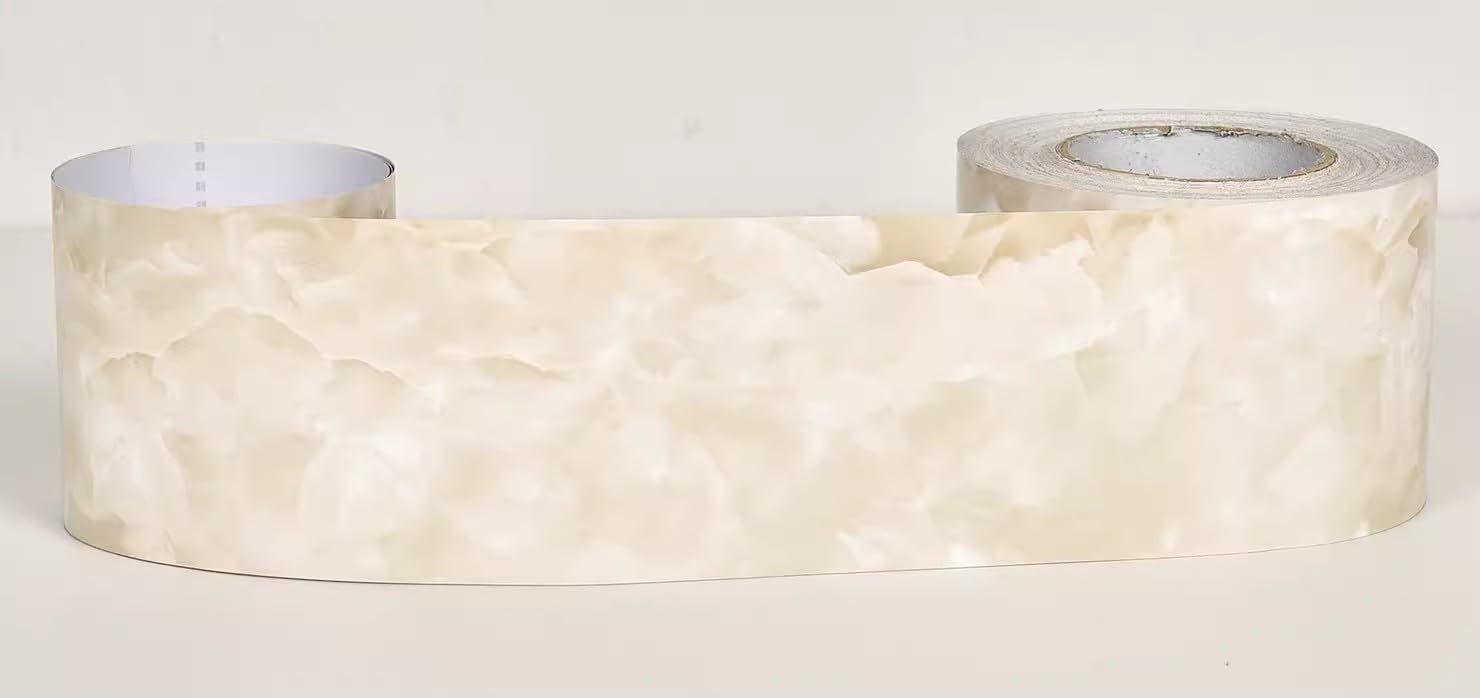 Papier peint motif marbre 10M pour sublimer le rebord de fenêtre du salon