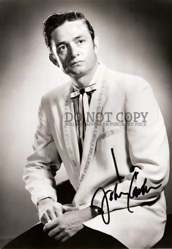 Póster de Johnny Cash: Siente la nostalgia del country con este retrato de 1955
