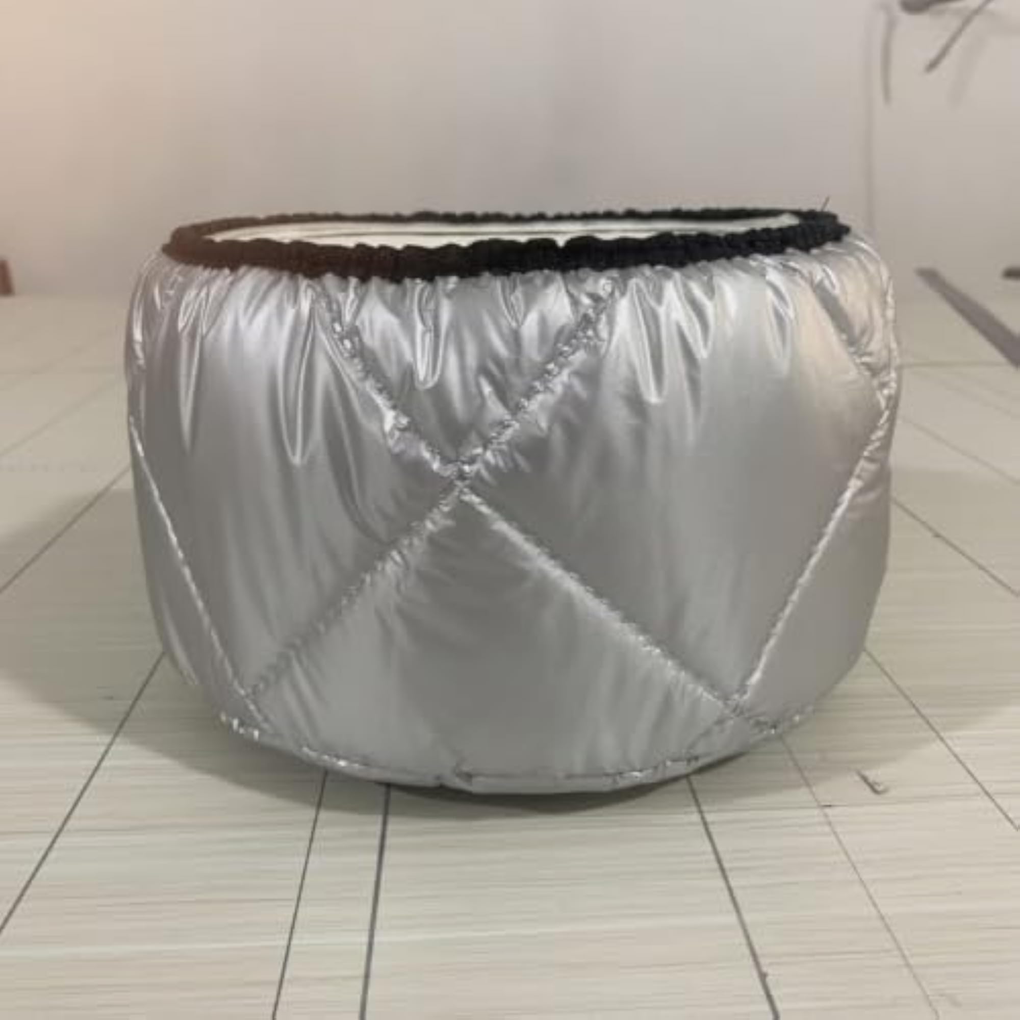 Sleek Cylindrical Food Container Insulator
