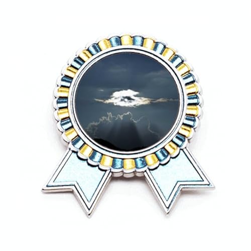 Broche nuages gris et blancs art déco pour sublimer un manteau de saison