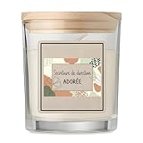 Bougie parfumée vanille : cire parfumée à la senteur vanille présentée dans un pot en verre transparent. Son parfum doux contribue à créer une ambiance chaleureuse au quotidien, tandis que son format compact s’intègre facilement sur une table, une étagère ou une table de chevet.