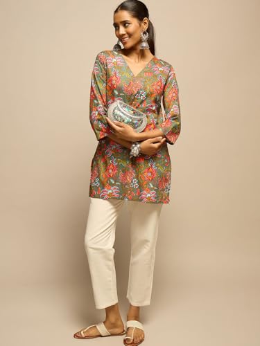 Image of Amazon Brand - Tavasya Women Floral Printed Short Kurti | Casual Wear| V- Neck | 3 /4th Sleeves | Cotton | (Regular Fit) |
