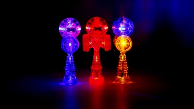 Amazon.com: Duncan Toys Torch Light-Up Kendama Toy, Mystery Color