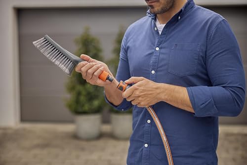 Gardena Cleansystem Handbürste S Soft: Reinigungsbürste mit Schlauchanschluss, Flacher Bürstenkörper, für Enge Stellen und empfindliche Oberflächen, mit Durchflussregulierung (18840-20)