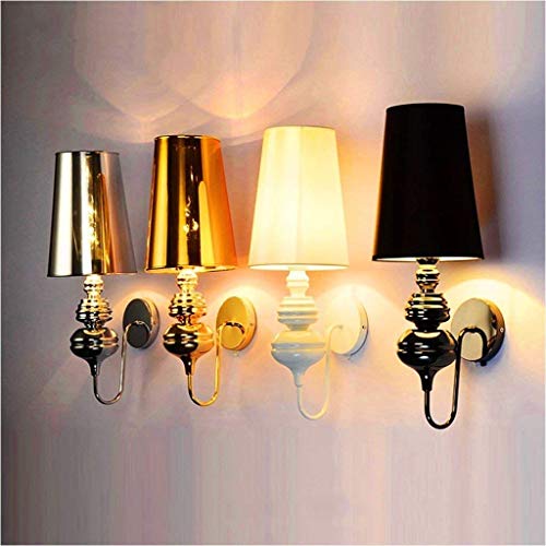 Applique murale or moderne pour illuminer un couloir sombre