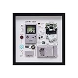Unser Rahmen ist wie eine Art Bauplan für den Game Boy Pocket: Die einzelnen Bauteile werden, inklusive Beschriftung, genau so präsentiert, wie sie im eigentlichen Gerät verbaut waren