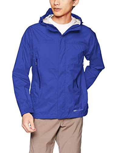 レインウェアを着た男性