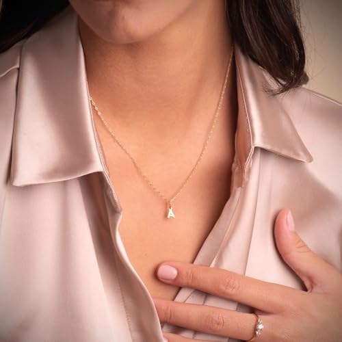 Colgante Oro 18k Letra U de 9mm un toque de brillo liso para tu look diario 3