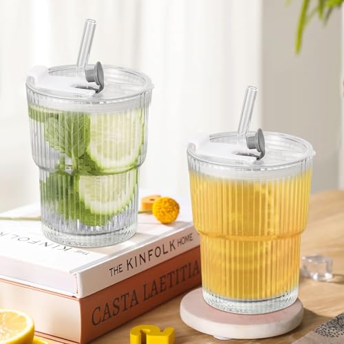 Holtrae 2 Pezzi 400ML Bicchieri da Acqua con Coperchio e Cannuccia,Bicchieri in vetro a coste,Bicchieri da matcha,Bicchiere in vetro vintage,Per frullato,Succhi di Frutto, Caffè, Cocktail,Tazze fredde