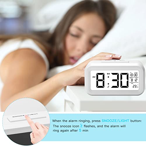 Reloj Despertador Digital, Qoosea LED Pantalla Reloj Alarma Inteligente con Función Snooze y Temperatura, Reloj Despertador Digital Pilas con Sensor de Brillo para Dormitorio/Hogar/Oficina/Cocina